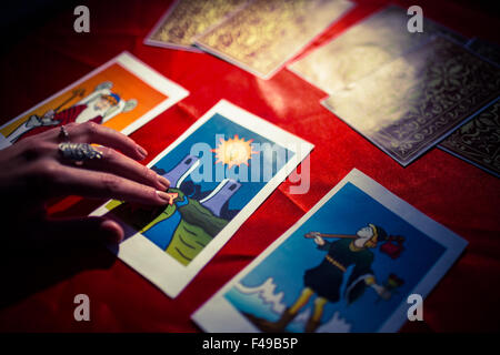 Close-up of Fortune Teller à l'aide de cartes de tarot Banque D'Images