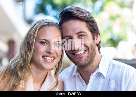 Smiling couple assis en étroite collaboration Banque D'Images