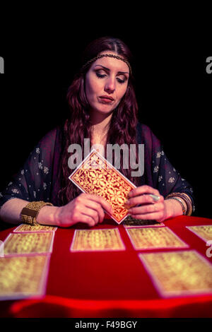 Fortune Teller femelle à l'aide de cartes de tarot avec les yeux fermé Banque D'Images