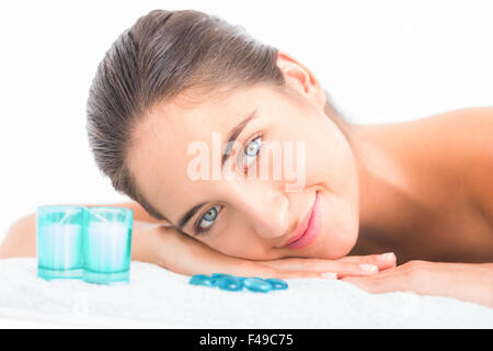 Jolie brunette lying on massage table Banque D'Images