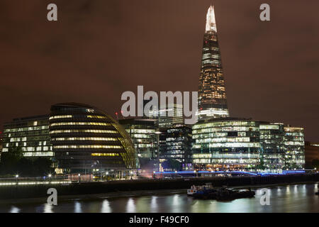 La ville de Londres avec l'hôtel de ville et le Fragment avec Thames view vu de la tour bridge at night Banque D'Images