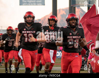 Las Vegas, NV, USA. 10 Oct, 2015. UNLV rebelles (18) Dalton Sneed et (86) Justin Brown exécuter sur le terrain avant le match entre le San Jose Spartiates contre UNLV rebelles match de football. San Jose State défait UNLV 33-27 en prolongation Samedi, 10 octobre, 2015 à Sam Boyd Stadium à Las Vegas, Nevada. (Crédit obligatoire : Juan Lainez/MarinMedia.org/Cal Sport Media) (photographe complet, et de crédit requis) © csm/Alamy Live News Banque D'Images