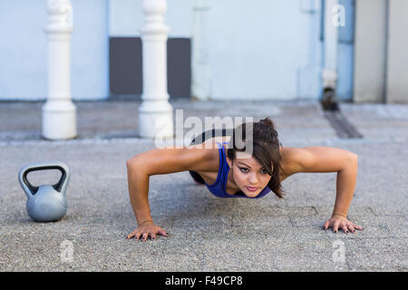 L'accent athletic woman doing push-ups Banque D'Images