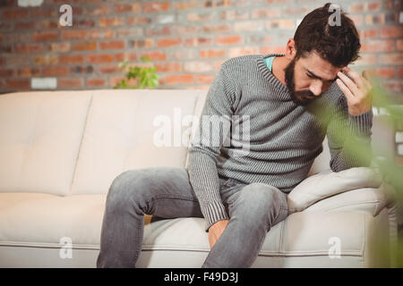 Man holding a souligné son front Banque D'Images