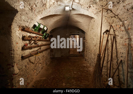 Vieux, sous-sol sombre couloir avec outils dans maison ancienne Banque D'Images