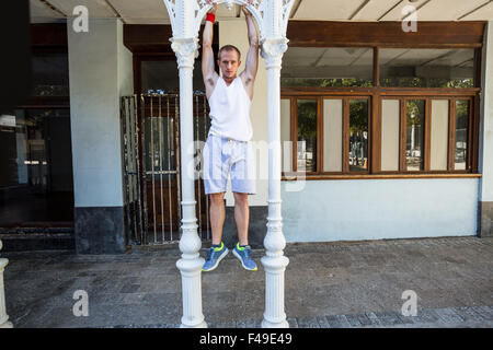 Man doing Parkour dans la ville Banque D'Images