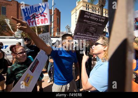 San Antonio, Texas, USA. 15 Oct, 2015. 15 octobre 2015, San Antonio, Texas USA : un petit groupe contre Hillary Clinton se sont affrontés avec brièvement les partisans du candidat démocrate à l'extérieur du lieu où elle s'adressait à un groupe important de partisans Banque D'Images