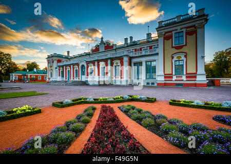 L'extérieur de jardins Palais Kadriorg au coucher du soleil, au parc Kadrioru, à Tallinn, Estonie. Banque D'Images