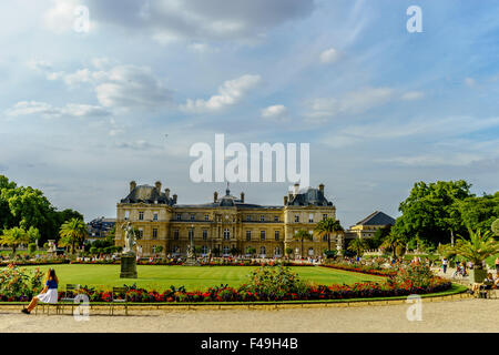 Vue du côté droit du Sénat français au jardin du Luxembourg. Juillet, 2015. Paris, France. Banque D'Images