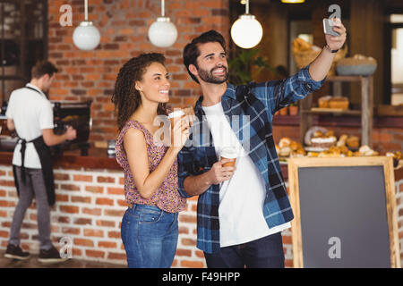 Smiling couple hipster en tenant vos autoportraits Banque D'Images