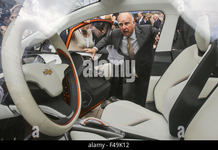 Los Angeles, Californie, USA. 15 Oct, 2015. California Gov. Jerry Brown se penche sur le concept-car Chevrolet EV vis dans le rêve d'entraînement à l'événement 2015 Creative Artists Agency à Los Angeles le 15 octobre 2015. Ringo : crédit Chiu/ZUMA/Alamy Fil Live News Banque D'Images