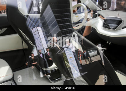 Los Angeles, Californie, USA. 15 Oct, 2015. California Gov. Jerry Brown est reflétée à la fenêtre de la voiture concept Chevrolet EV vis comme il parle dans le rêve d'entraînement à l'événement 2015 Creative Artists Agency à Los Angeles le 15 octobre 2015. Ringo : crédit Chiu/ZUMA/Alamy Fil Live News Banque D'Images