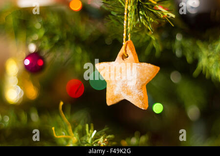 Une épice cuit maison décoration sur un arbre de Noël. Banque D'Images