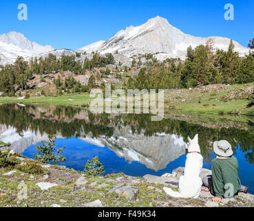 Randonneur et chien vous détendre dans 20 lacs dans la partie Est de la Sierra en Californie du Nord Banque D'Images