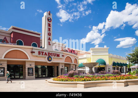 Vue sur piscine Tanger Factory Outlet Mall à Deer Park, NY USA Banque D'Images