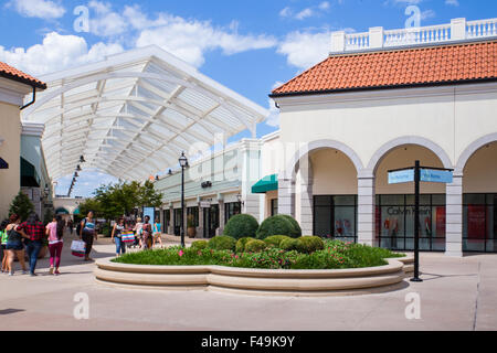 DEER PARK, NY - Juillet 22, 2015 : Avis de Tanger Factory Outlet galerie marchande extérieure sur Long Island, NY près du Calvin Klein Stor Banque D'Images