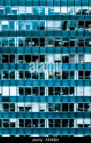 Fenêtre géométrique sur la façade du bâtiment de bureau typique Banque D'Images