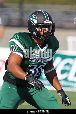 Octobre 03, 2015 : l'état de Portland Vikings linebacker Jeremy Lutali (30) au cours de la NCAA football match entre le Dakota du Nord, la lutte contre l'état de Portland Sioux et Vikings à Hillsboro Stadium, Portland, OR Banque D'Images