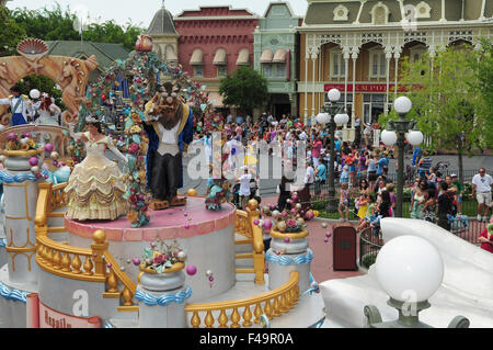 La belle et la Bête : la réalisation d'un rêve (parade au Magic Kingdom de Disney dans Disney World, Orlando, Floride. Banque D'Images