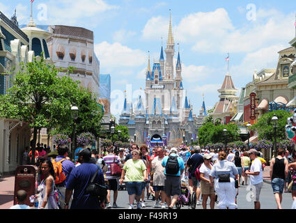 À la recherche sur la rue principale vers le Château de Cendrillon au Magic Kingdom, Walt Disney World, Orlando, Floride, USA Banque D'Images