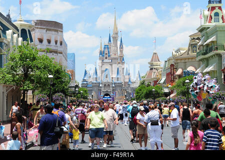 À la recherche sur la rue principale vers le Château de Cendrillon au Magic Kingdom, Walt Disney World, Orlando, Floride, USA Banque D'Images