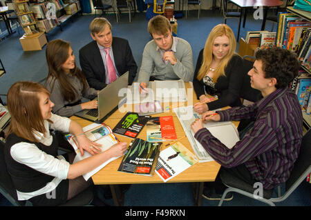 George Ward scolaire,Melksham, Wiltshire partage avec les étudiants qui étudient les actions et parts d'une classe de mathématiques.une éducation britannique Banque D'Images