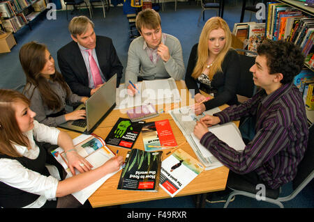 George Ward scolaire,Melksham, Wiltshire partage avec les étudiants qui étudient les actions et parts d'une classe de mathématiques.une éducation britannique Banque D'Images