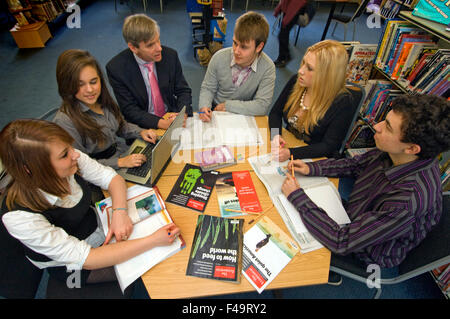 George Ward scolaire,Melksham, Wiltshire partage avec les étudiants qui étudient les actions et parts d'une classe de mathématiques.une éducation britannique Banque D'Images