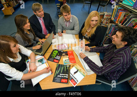 George Ward scolaire,Melksham, Wiltshire partage avec les étudiants qui étudient les actions et parts d'une classe de mathématiques.une éducation britannique Banque D'Images