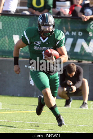 Octobre 03, 2015 : l'état de Portland Vikings quarterback Kieran McDonagh (1) exécute la balle pendant la NCAA football match entre le Dakota du Nord, la lutte contre l'état de Portland Sioux et Vikings à Hillsboro Stadium, Portland, OR Banque D'Images