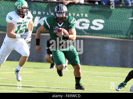 Octobre 03, 2015 : l'état de Portland Vikings quarterback Kieran McDonagh (1) exécute la balle pendant la NCAA football match entre le Dakota du Nord, la lutte contre l'état de Portland Sioux et Vikings à Hillsboro Stadium, Portland, OR Banque D'Images