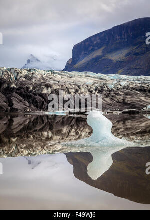 Fjallsarlon Lagoon à un glacier dans le sud de l'Islande Banque D'Images