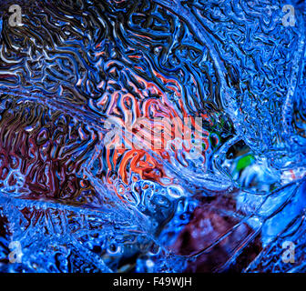 Extreme close-up image de belles formations de glace à l'extérieur en fonction de l'eau Banque D'Images