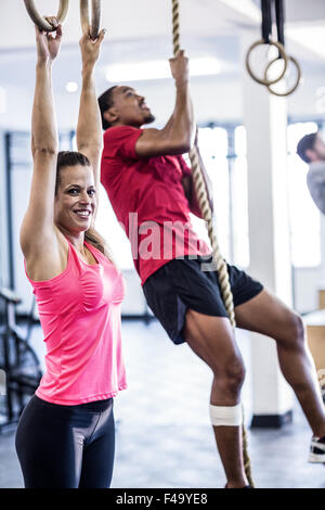 Les athlètes faisant de la gymnastique et anneau de corde Banque D'Images