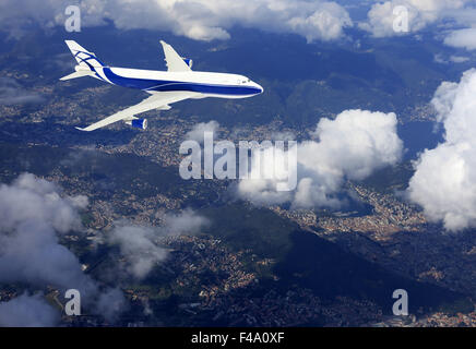 Les nuages au-dessus de l'avion Banque D'Images