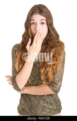 Femme choqué couvrant sa bouche avec sa main, isolé dans un fond blanc Banque D'Images