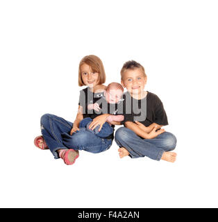 Soeur et frère holding nouveau bébé. Banque D'Images