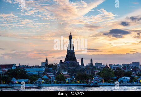 La Thaïlande, l'humeur du soir sur Bangkok Yai et de la rivière Chao Phraya, avec les puissants prang central de Wat Arun, Temple de l'aube, tr Banque D'Images