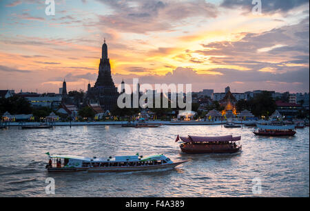 La Thaïlande, l'humeur du soir sur Bangkok Yai et de la rivière Chao Phraya, avec les puissants prang central de Wat Arun, Temple de l'aube, tr Banque D'Images