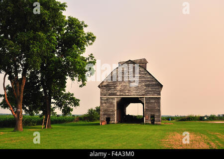 Un vétéran, weathered barn dans le besoin de peinture et de réparation sur une ferme près de Burlington, Vermont, USA. Banque D'Images