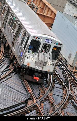 Un CTA ligne verte du train traverse une jonction occupé à Chicago ou boucle du célèbre centre-ville. Chicago, Illinois, USA. Banque D'Images