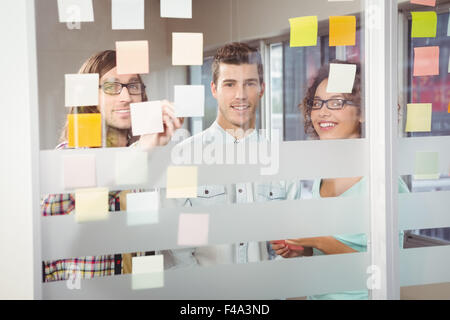 Portrait of happy business people in creative office Banque D'Images