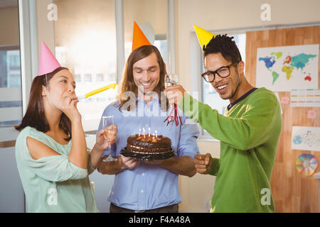 Les gens d'affaires ayant l'amusement pendant party