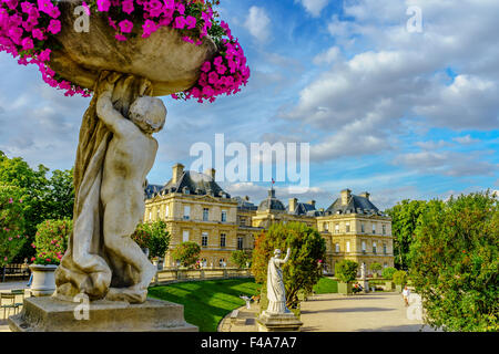 Vue rapprochée de belle pierre pot de fleurs au Jardin du Luxembourg. Juillet, 2015. Paris, France. Banque D'Images