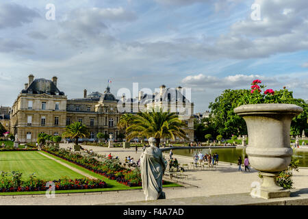 Vue du côté gauche de l'édifice du Sénat français palace au Jardin du Luxembourg. Juillet, 2015. Paris, France. Banque D'Images