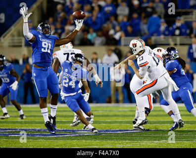 Lexington, Kentucky, USA. 15 Oct, 2015. Kentucky Wildcats défensive fin Farrington Huguenin (91) vous avez la main sur une passe d'Auburn Tigers quarterback Sean White (13) dans le premier trimestre au Kentucky joué Auburn le jeudi 15 octobre 2015 à Lexington, KY. Photo par Mark Cornelison | Crédit Personnel : Lexington Herald-Leader/ZUMA/Alamy Fil Live News Banque D'Images