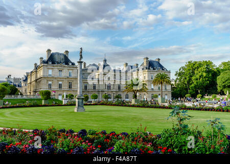 À la dernière le jardin de fleurs des jardins du Luxembourg au Sénat français palace. Juillet, 2015. Paris, France. Banque D'Images