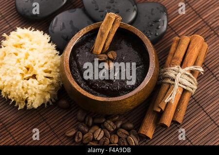 Visage et corps composé de tous les produits biologiques café naturel (scrub peeling) de cannelle Banque D'Images
