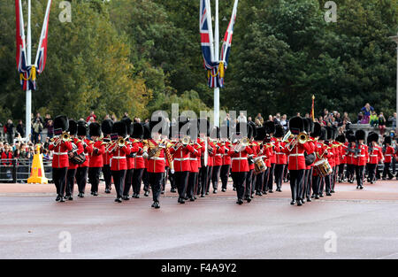 Londres, Royaume-Uni. 16 Oct, 2014. File photo montre la Garde royale britannique participant à l'évolution de la cérémonie au Palais de Buckingham à Londres, le 16 octobre, 2014. L'évolution de la cérémonie de la Garde royale britannique a lieu à midi au Palais de Buckingham tous les jours de mai à juillet et tous les autres jours de l'année. © Han Yan/Xinhua/Alamy Live News Banque D'Images