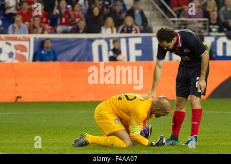 13 octobre 2015 : le Costa Rica avant Marcos Urena (21) robinets USA gardien Tim Howard (12) sur l'épaule après une sauvegarde au cours de l'USA Men's National Team vs Costa Rica Men's National Team- international friendly au Red Bull Arena - Harrison, NEW JERSEY. crédit obligatoire : Kostas Lymperopoulos/Cal Sport Media Banque D'Images